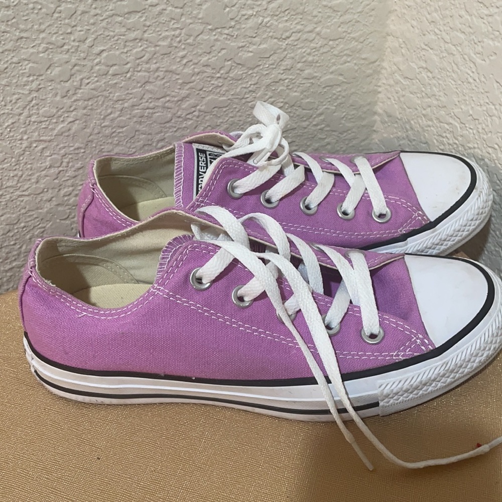 Converse lilac all star tennis shoes men 4 women’s size 6, more of a 7. Like new - Picture 2 of 5